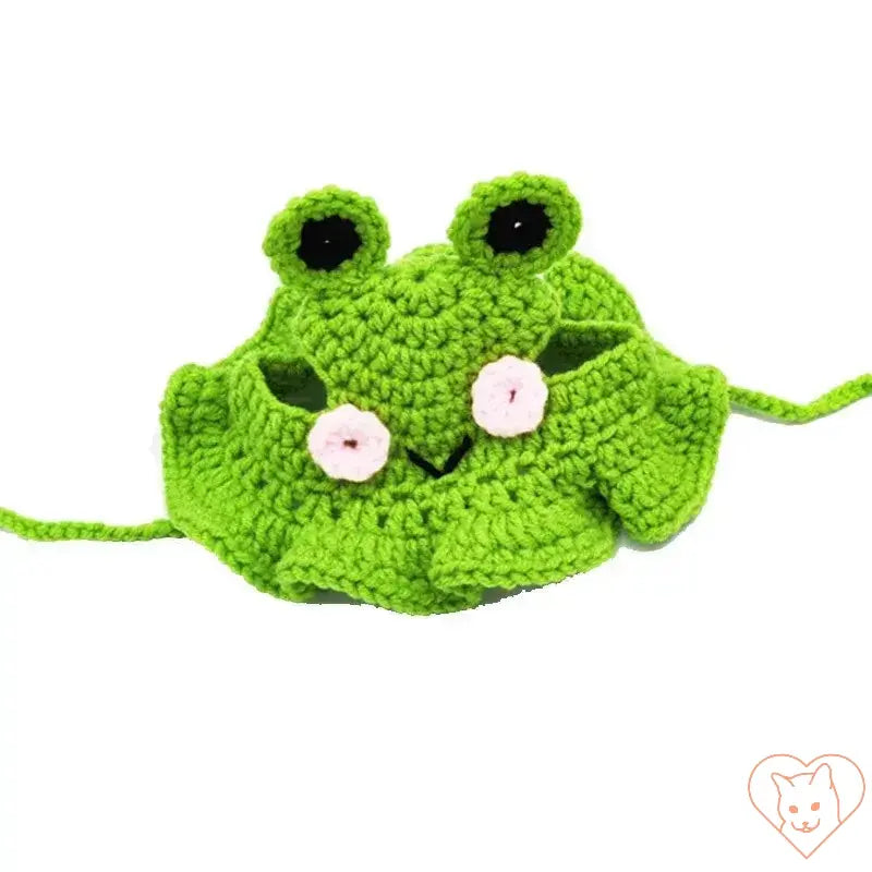 Handcrafted green frog hat for pets, featuring cute eyes and a comfy design for playful dress-up.