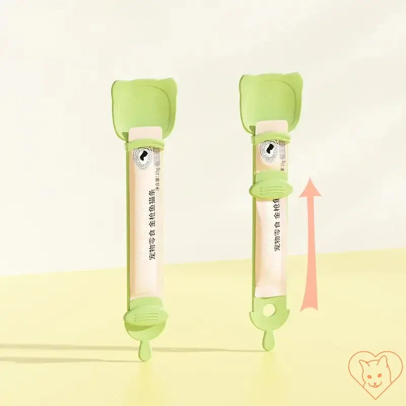 Multifunctional green pet feeder spoon for dispensing wet food and treats for cats and puppies, designed for easy use.