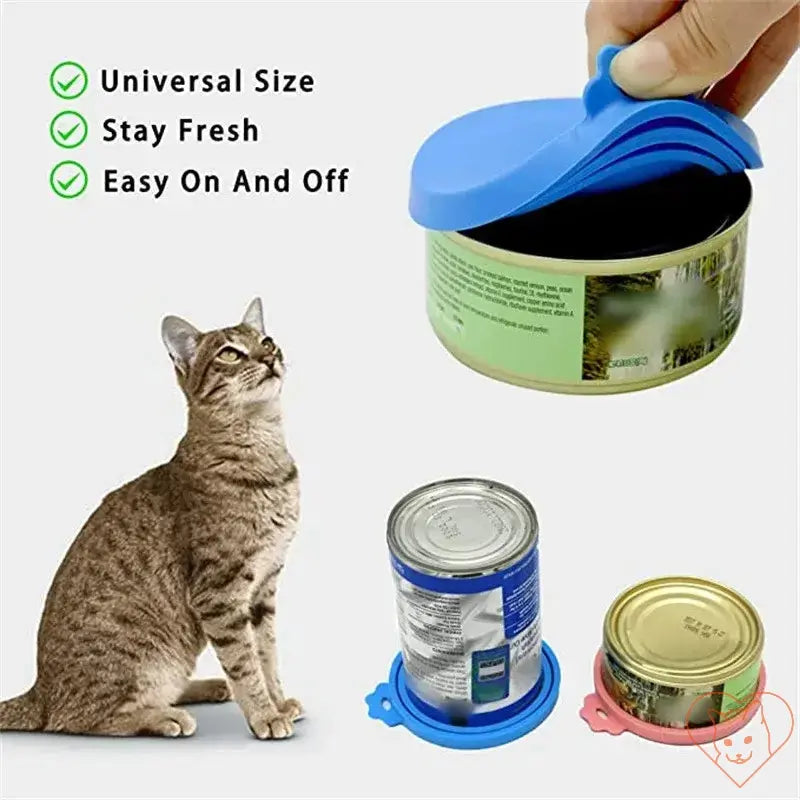 Reusable pet food can cover and spoon set with a cat, demonstrating universal fit and freshness preservation.