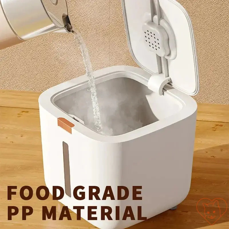 A food-grade PP material storage container with water being poured in, showcasing its airtight design for freshness.